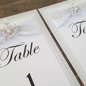 Élégants flocons de neige argentés scintillants avec détails en strass | Décoration de mariage | Fête hivernale au pays des merveilles