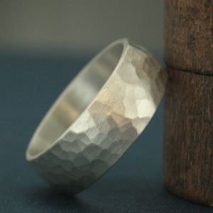 Brede gehamerde band zilveren gehamerde ring brede band heren 8 mm rustieke ring trouwring heren trouwring heren zilveren ring brede ring