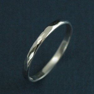 Anillo de boda para mujer, anillo martillado de 14 quilates, anillo de boda de oro blanco de 2 mm, anillo de boda para mujer, anillo de oro texturizado, anillo de boda de oro martillado