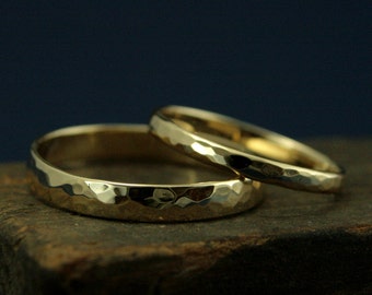 Conjunto de alianças de casamento em ouro martelado, alianças perfeitas com 4 mm e 2 mm de largura, em ouro maciço 14K. Alianças rústicas com acabamento martelado.