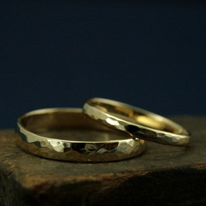 Hammered Gold Wedding Ring Set--Perfect Hammered Bands 4mm and 2mm Wide--Solid 14K Gold Wedding Rings--Hammered Wedding Rings--Rustic Bands