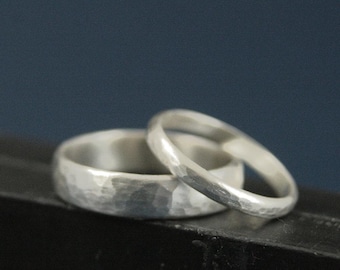 Alianças de casamento marteladas perfeitas para ele e para ela, conjunto de alianças de casamento simples e exclusivas em prata de lei maciça martelada.