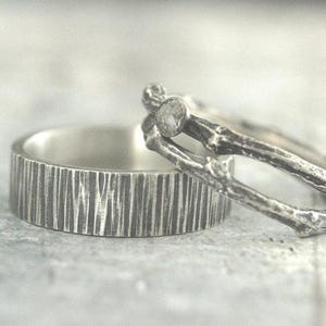 Bos bruiloft set takje banden set voor hem en haar rustieke bruiloft set tak trouwringen zilveren takje ringen grijze roos geslepen diamant echte takjes