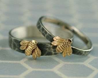 Conjunto de Anéis de Abelha em Ouro 14K com Acabamento Martelo de 4 mm e 2 mm - Anéis Combinando para Ele e para Ela - Anéis de Abelha Melífera - Anéis de Abelha-Mestra