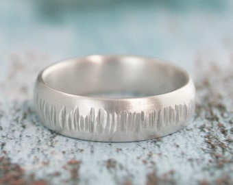 Anel moderno martelado em prata cipreste, aro de 6 mm, meia-cana com martelamento vertical, anel com batimento cardíaco, anel com ondas sonoras, aliança de casamento masculina exclusiva.