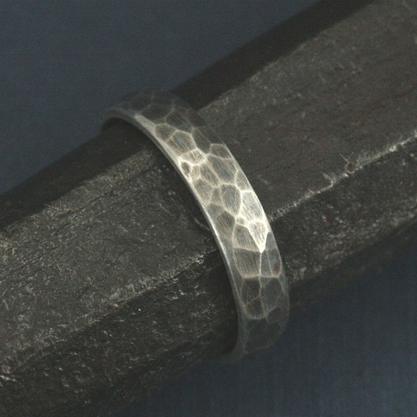 Mens band gehamerd ring mens 4mm rustieke zilveren ring heren trouwring dames trouwring geoxideerde zilveren band voor haar belofte ring voor hem