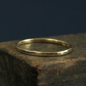 Thin Hammered 18K Gold Band--Thin 18K Gold Ring--Solid 18K Gold Hammered Ring--18K Gold Stacking Ring--Slim 18K Gold Women's Wedding Band