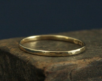 Thin Hammered 18K Gold Band--Thin 18K Gold Ring--Solid 18K Gold Hammered Ring--18K Gold Stacking Ring--Slim 18K Gold Women's Wedding Band