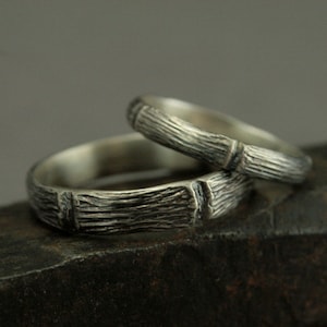 Conjunto de casamento Woodland - Alianças de casamento artesanais da floresta - Alianças de casamento de prata esterlina - Conjunto exclusivo de alianças de casamento para ele e para ela