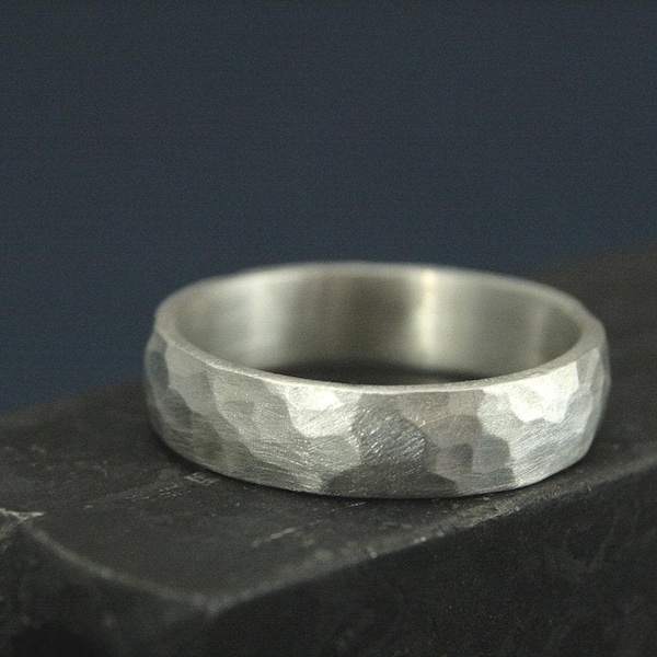 Anillo de bodas de plata para hombre con banda martillada perfecta de 5 mm. Banda de bodas simple y única de plata esterlina maciza martillada. Banda rústica.