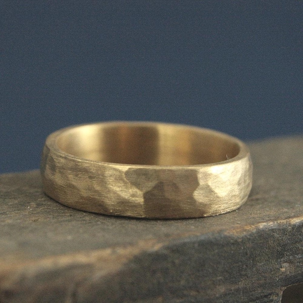 Anillo de bodas de oro martillado Anillo de bodas de oro macizo de 14 quilates para hombre Anillo rústico Su elección de color de oro Anillo rústico