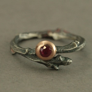 Anello Ruby Twig Anello di fidanzamento Ruby Heart of the Forest Branch in fusione di REAL TWIG Anello di fidanzamento rustico Anello di nozze in stile bosco Oro rosa