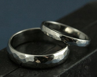 ハンマー仕上げの結婚指輪セット - 完璧なハンマー仕上げの14Kゴールドバンド - 彼と彼女の指輪 - ハンマー仕上げのホワイトゴールドバンド - メンズ結婚指輪 - レディース結婚指輪