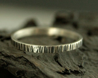 Anel fino de casca de árvore martelada, aliança de casamento rústica para ela, anel de galhos para mulheres, anel texturizado de prata, anel fino de prata de 2 mm.