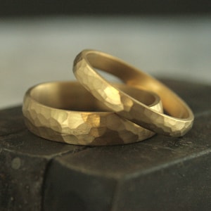 18K Gold Hammered Wedding Ring SET 5mm Wide and 3mm Wide Hammered Gold Bands for Him and Her Rings His and Hers Wedding Bands Solid 18K Gold
