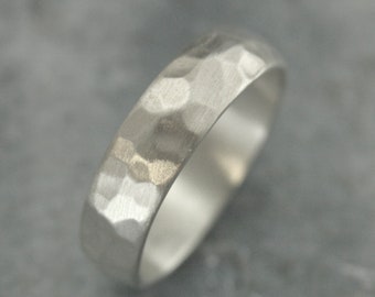 Aliança de casamento masculina em prata maciça com acabamento martelado perfeito de 6 mm. Aliança simples e única em prata de lei maciça com acabamento martelado.