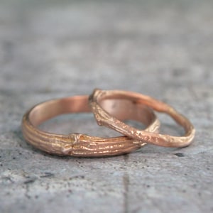 Conjunto de anéis de galhos e ramos de 14K Conjunto de alianças de casamento de ouro para ele e para ela Alianças de casamento rústicas para amantes da natureza Conjunto de anéis de galhos de árvores de ouro fundido à mão