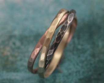 Anillo rodante tricolor, martillado, rústico, de oro macizo y plata, tres bandas entrelazadas de 2 mm de ancho. Anillo antiestrés.