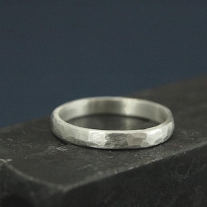 完璧なハンマー加工の2.5mmバンド、レディースシルバー結婚指輪、結婚指輪、シンプルでユニークなソリッドスターリングシルバーのハンマー加工バンド、素朴なバンド