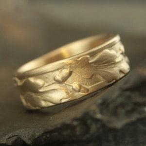 Men&#39;s Gold Wedding Band Oak Ring Acorns Solid Gold Rustic Wedding Ring Nature Lovers Ring Men&#39;s Gold Ring Hand Cast Blazer Arts Exclusive