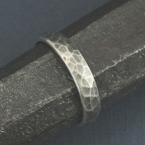 Męska obrączka z młotkowanego srebra, 4 mm, rustykalny srebrny pierścionek, męska obrączka ślubna, damska obrączka ślubna, obrączka ze srebra oksydowanego dla niej, pierścionek zaręczynowy dla niego