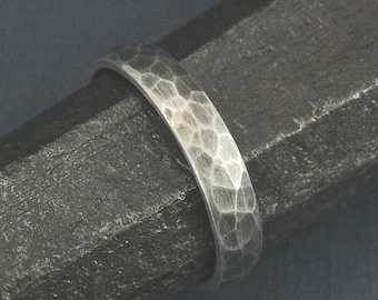 メンズバンド ハンマーリング メンズ 4mm 素朴なシルバーリング メンズ結婚指輪 レディース結婚指輪 酸化シルバーバンド 彼女へのプロミスリング 彼へのプロミスリング