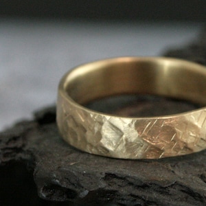 Men's Gold Ring Peaks of Zion Hammered Gold Band Wedding Ring for Him Gold Wedding Band Hammered Ring Unique Wedding Band for Him Rustic