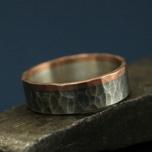 Anillo de oro rosa y plata - Banda de corazón oscuro - Banda martillada - Anillo de bodas bimetálico - Banda plana de dos tonos - Anillo de bodas rústico - Plata oxidada