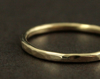 Gehamerde volledig ronde band massief 14 kt gouden volledige ronde ring 14 gauge gehamerde band, 1,5 mm diameter gouden stapelring, comfortabele pasvorm ring