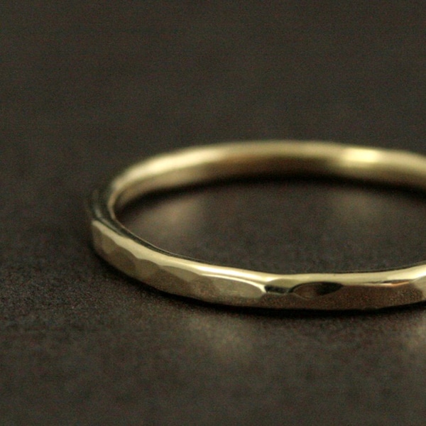 Gehämmertes Vollrundes Band - Solider 14K Gold Vollrunder Ring - 14 Gauge Gehämmertes Band - 1,5 mm Durchmesser - Gold Stacking Ring-Comfort Fit Ring