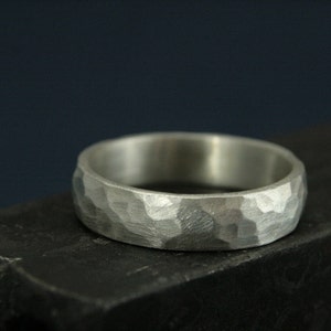Anillo de bodas de plata para hombre con banda martillada perfecta de 5 mm, banda de bodas simple y única, banda martillada de plata esterlina maciza, banda rústica