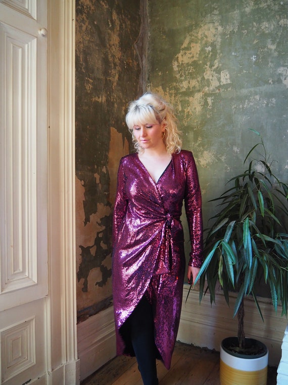 ROBE A PAILLETTES STUDIO 54 Robe de soiree cache c ur midi rose fonce framboise disco sur le devant a sequins scintillants Code 76 Etsy France