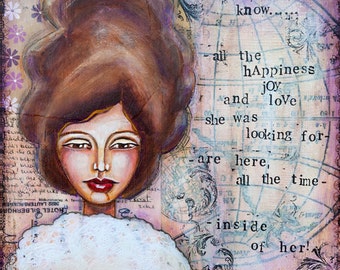 Puede incluir: Una pintura artística de una mujer con cabello castaño y labios rojos. La mujer lleva un cuello de encaje blanco. El fondo presenta texto y un diseño de mapa del mundo, con las palabras: "She didn't know...all the happiness joy and love she was looking for - are here, all the time - inside of her!"