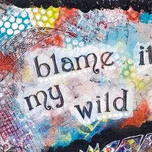 Puede incluir: Una pintura abstracta colorida con el texto "blame it on my wild spirit" en letras negras.