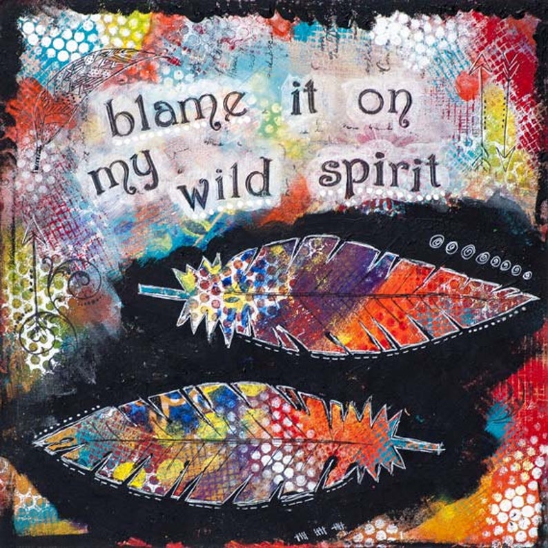 Puede incluir: Un fondo negro con plumas de colores y el texto "blame it on my wild spirit".