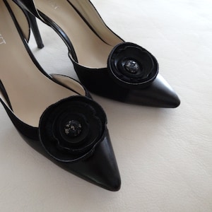 Schoenclips zwart leren rozet: handgemaakte schoenversieringen