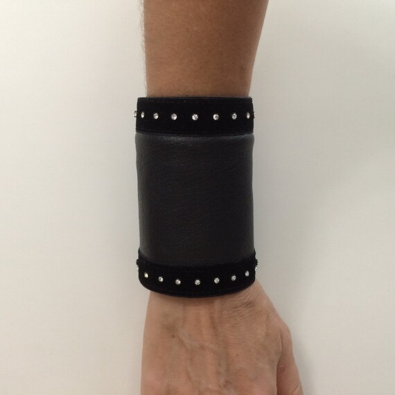 Black Leather Wrist Wallet Cuff With Secret Pocket - Leather Wrist Wallet Black Leather Wrist Wallet Cuff With Secret Pocket - Leather Wrist Wallet