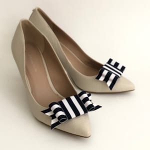 Strisce blu navy e fiocco bianco fermagli per scarpe set di due, decorazioni per scarpe