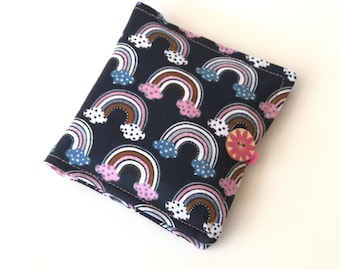 Porta toallas sanitarias Rainbow Cotton: bolsa discreta para la menstruación