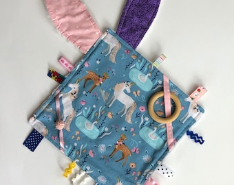 Étiquette ruban Lovey avec oreilles de lapin froissé, couverture d&#39;étiquette sensorielle ruban, jouet froissé bébé, cadeau de douche bébé fille