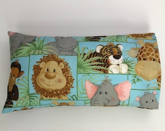 Handgestricktes Kleinkind Kissen: Blauer Animal Print Reisekissen (36x20cm)