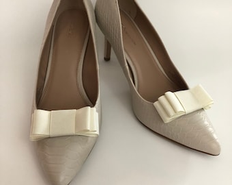 Juego de dos clips para zapatos con lazo de cinta color marfil, adornos para zapatos
