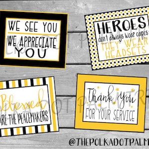 Op de afbeelding: Vier printbare borden met zwarte en gele strepen en stippen. De borden zeggen "We see you, we appreciate you", "Blessed are the peacemakers", "Heroes don't always wear capes, they wear headsets", en "Thank you for your service".