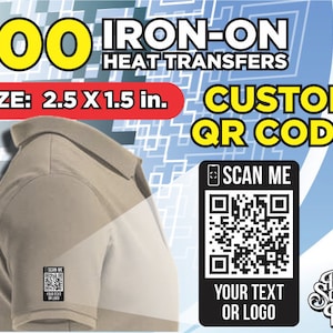 Puede incluir: Un paquete de 100 transferencias de calor para planchar, cada una mide 2,5 x 1,5 pulgadas. Las transferencias se pueden personalizar con un código QR, texto o logotipo. La imagen muestra una muestra de transferencia en una camiseta polo beige.