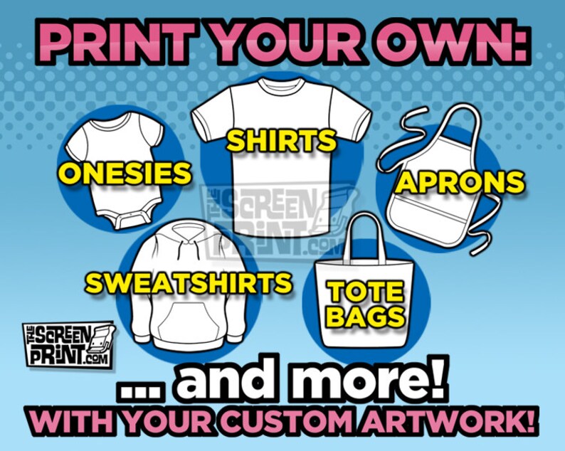 Op de afbeelding: Een afbeelding die verschillende soorten kleding en tassen laat zien die met je eigen artwork kunnen worden gepersonaliseerd. De items omvatten rompers, t-shirts, sweatshirts, schorten en tote bags. De tekst "Print Your Own" staat bovenaan de afbeelding, en de tekst "...and more! WITH YOUR CUSTOM ARTWORK!" staat onderaan.