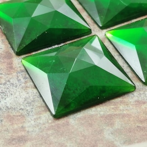 Transparente grüne Pyramide quadratische Cabochons (10 Stück), Vintage deutsche Cabochon, Kunststoff quadratische Cabs, 29mm, Zubehör, Zubehör, Zubehör