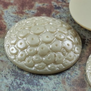 Vintage Cabochons (10 Stück) , Geschnitzte Hellbraune Cabochons , Acryl Cabochons , 30mm (10 Stück) - KB005 , KB006