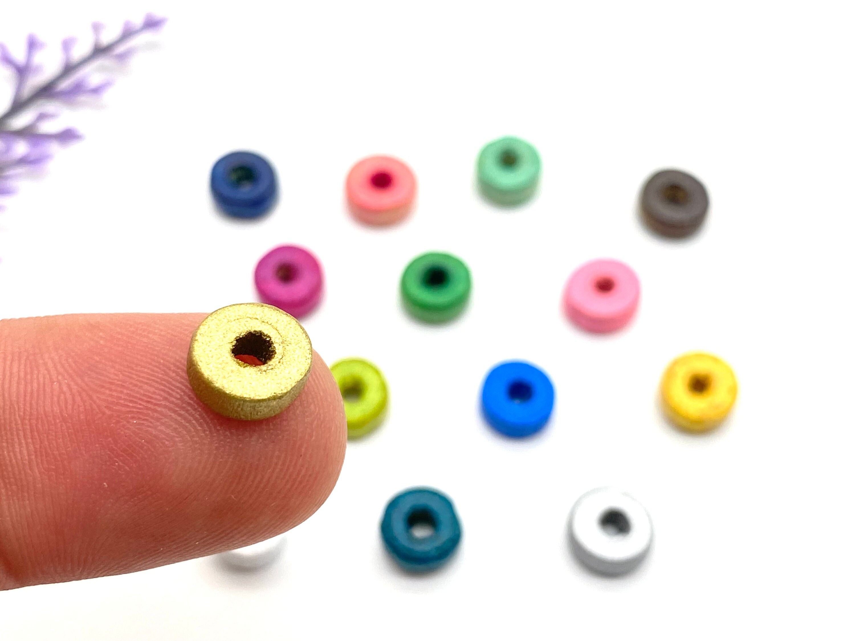 3mmの穴が開いた8mmの木製ビーズ、さまざまな色、ジュエリー作りや
