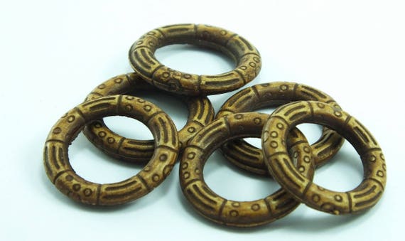 大きな穴のリング 茶色の彫刻された木製ビーズ リング型 22 mm 、厚さ 