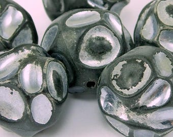 8個の丸型彫刻ビーズ、20 mmプラスチックビーズアクリルビーズ、ヴィンテージラージドイツビーズ、ファインディングス、ルーサイトビーズ